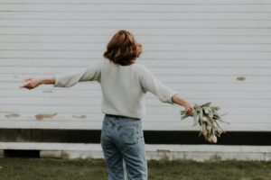ピンクの花びらを持つ女性