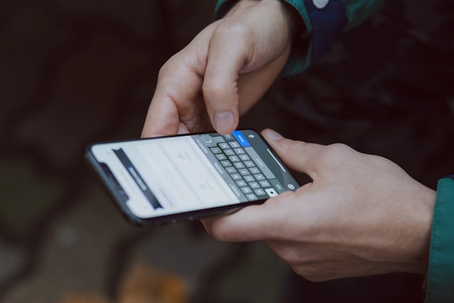スマートフォンを使用した人物